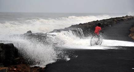 കടലാക്രമണ പ്രതിരോധത്തിനു ജിയോ ട്യൂബ് ടെണ്ടർ : പദ്ധതി വിശദാംശങ്ങൾ അവ്യക്തം! 