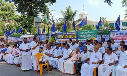 പരമ്പരാഗത മത്സ്യത്തൊഴിലാളികളെ CRZ ലംഘകരിൽപ്പെടുത്തുന്നതിനെതിരേ ധീവര സഭയുടെ സെക്രട്ടറിയേറ്റ് സത്യാഗ്രഹം 