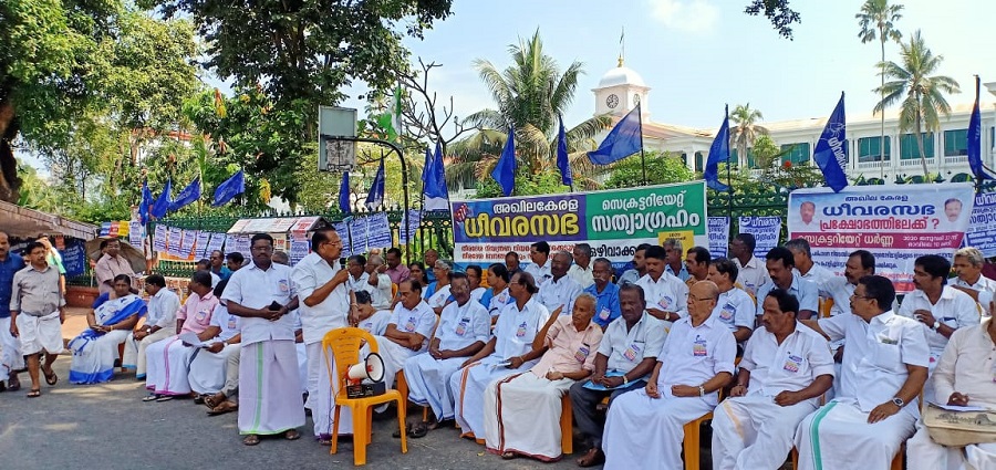 പരമ്പരാഗത മത്സ്യത്തൊഴിലാളികളെ CRZ ലംഘകരിൽപ്പെടുത്തുന്നതിനെതിരേ ധീവര സഭയുടെ സെക്രട്ടറിയേറ്റ് സത്യാഗ്രഹം 